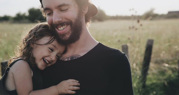 Wie Dnakbarkeit das Gehirn verändert - Vater mit Kind auf dem Arm